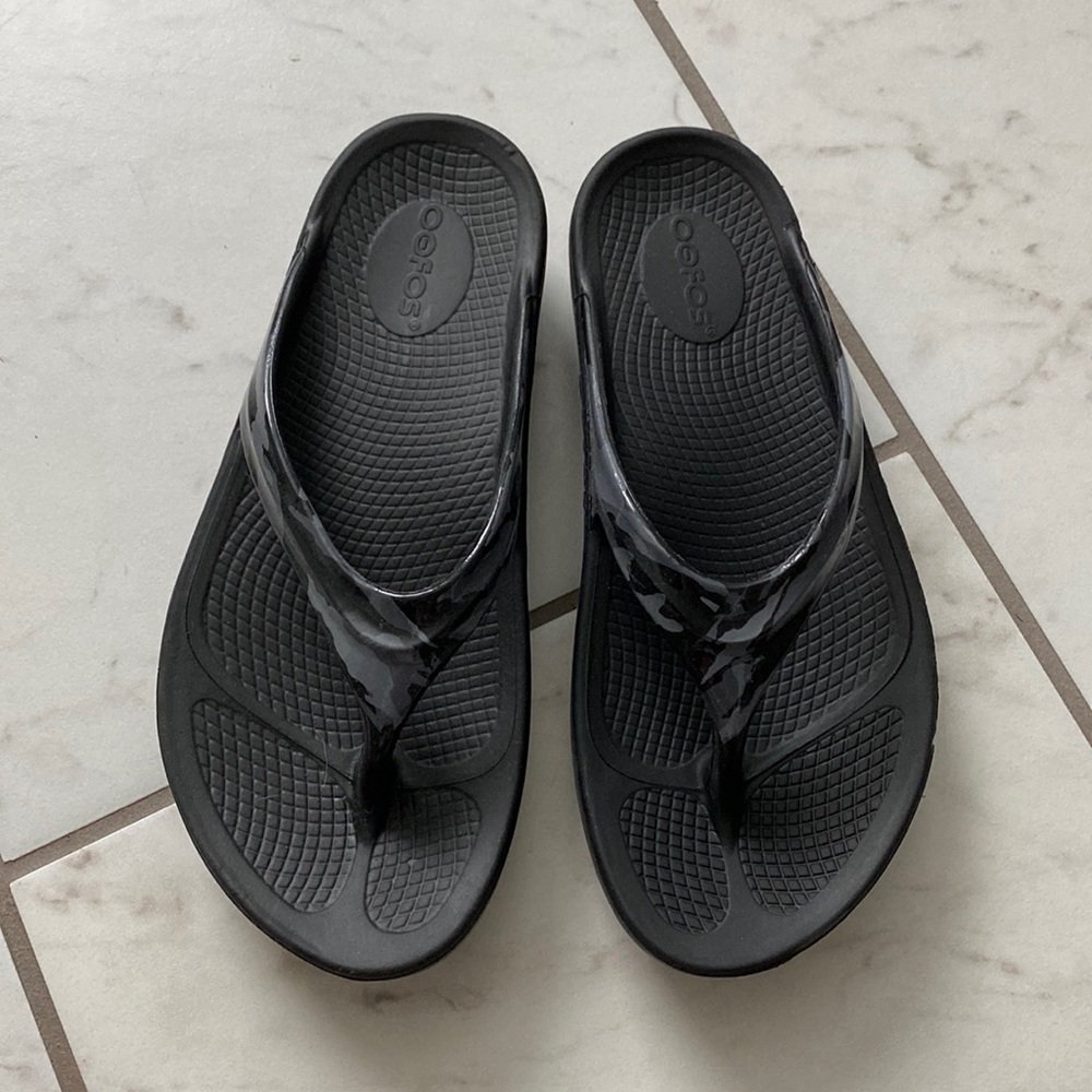 NWOT Women’s OOFOS Original “OOLALA” Limited Foam Sandals size 7